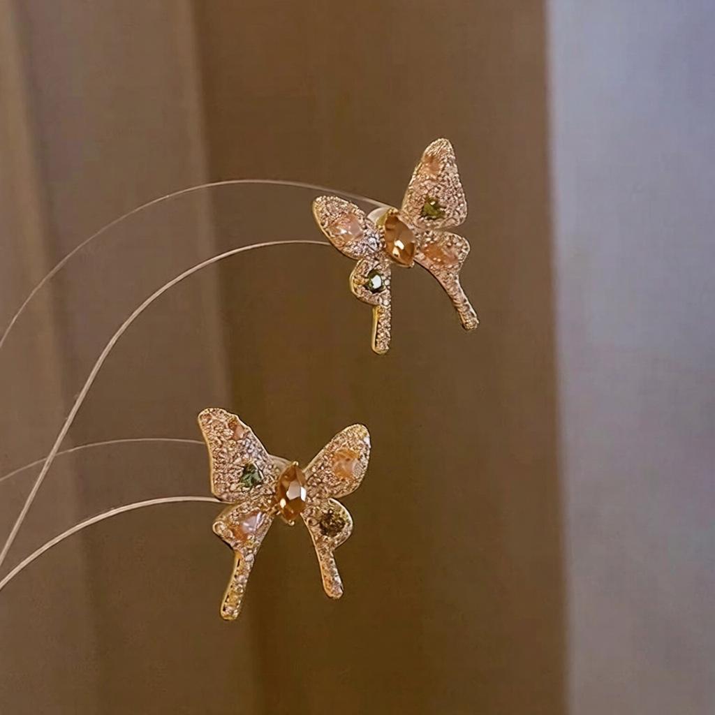 Золотые Серьги-Гвоздики с Цирконием в Форме Корейского Банта: Холодная эстетика, роскошные и универсальные аксессуары для женщин