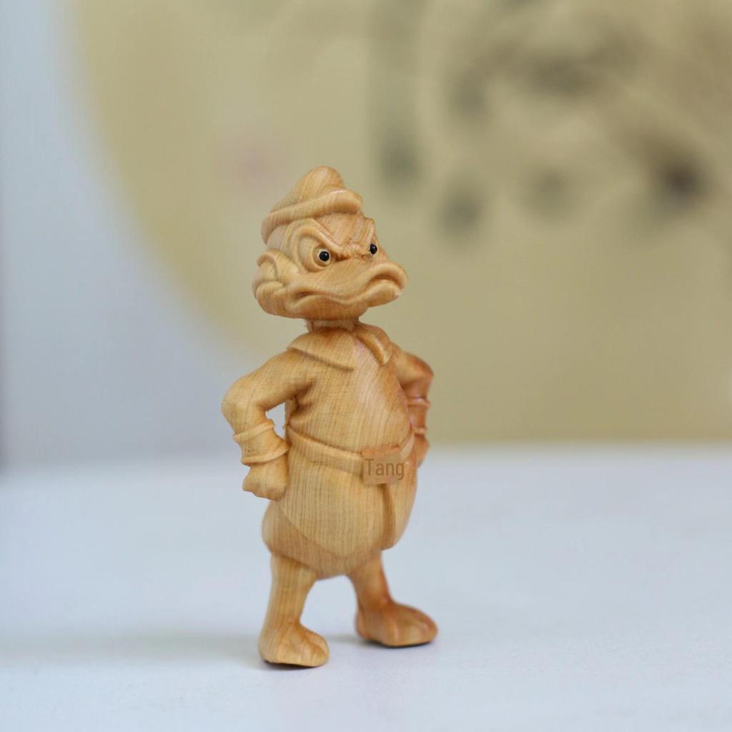 Thuja Wood Zodiac Animals: Rzeźbione wisiorki z motywem Kaczora Donalda i Myszki Miki.