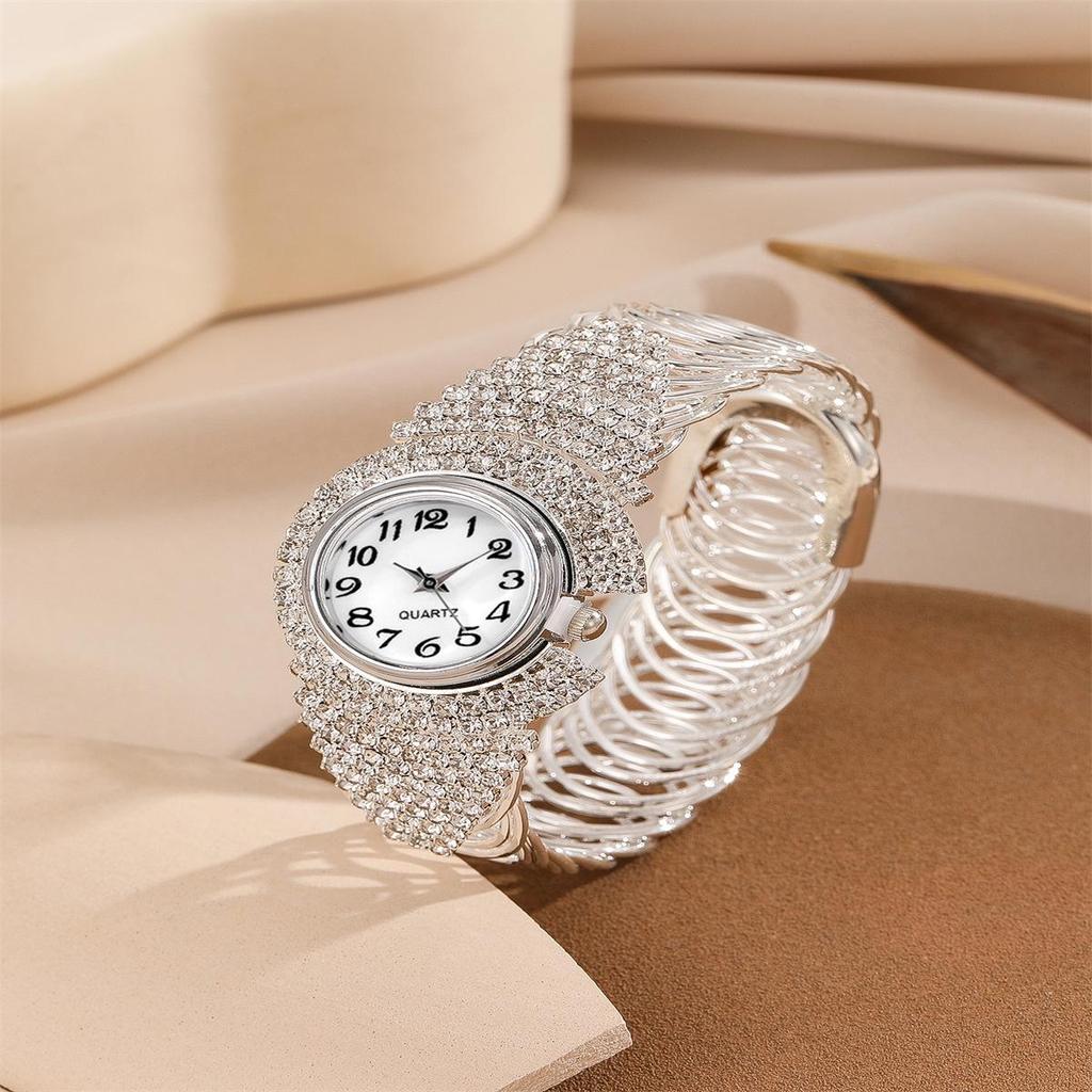 Nové dámské slitinové křemenné náramkové hodinky s náramkem s křídly z plných diamantů