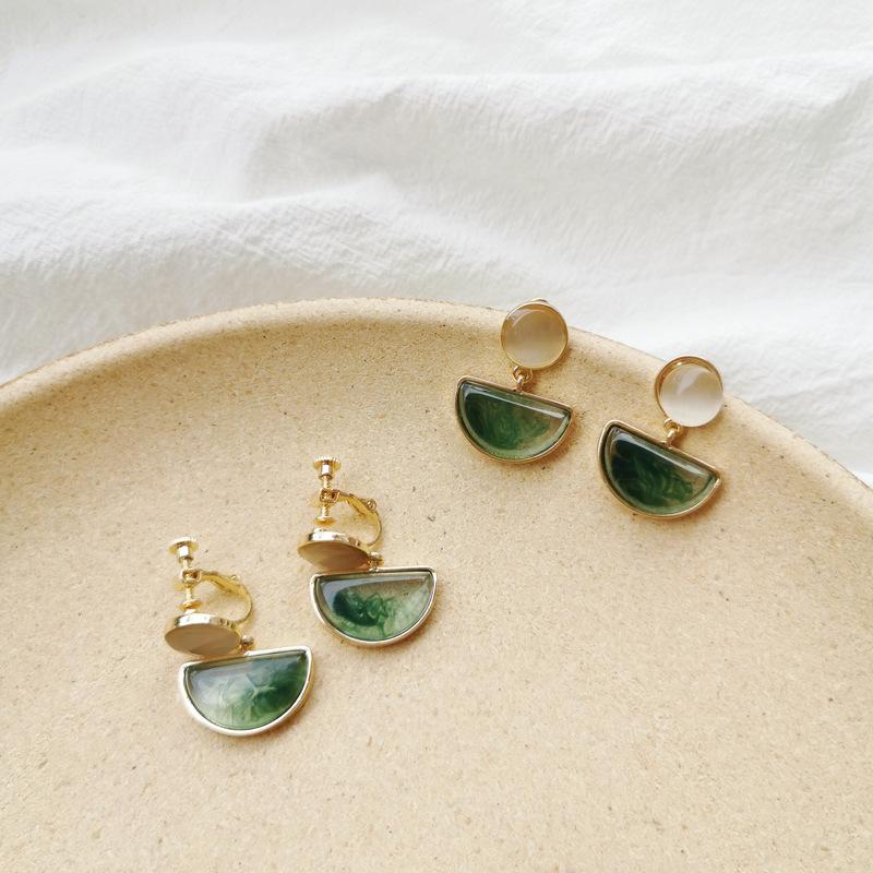 Korean Green Stone Female Clip On Earrings Women Geometric Semi -Circular Resin Earrings Simple Small Fresh Ear Clips Earrings