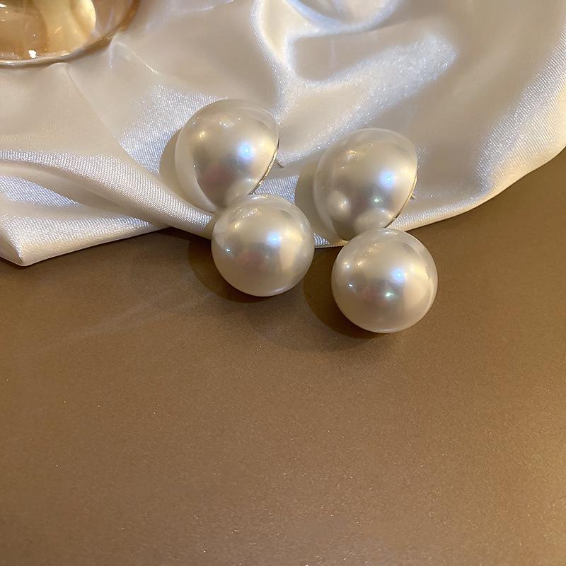 Silver Needle White Heart Tassel Earrings: Luxurious, Versatile, and Stylish Stud Earrings for Women.