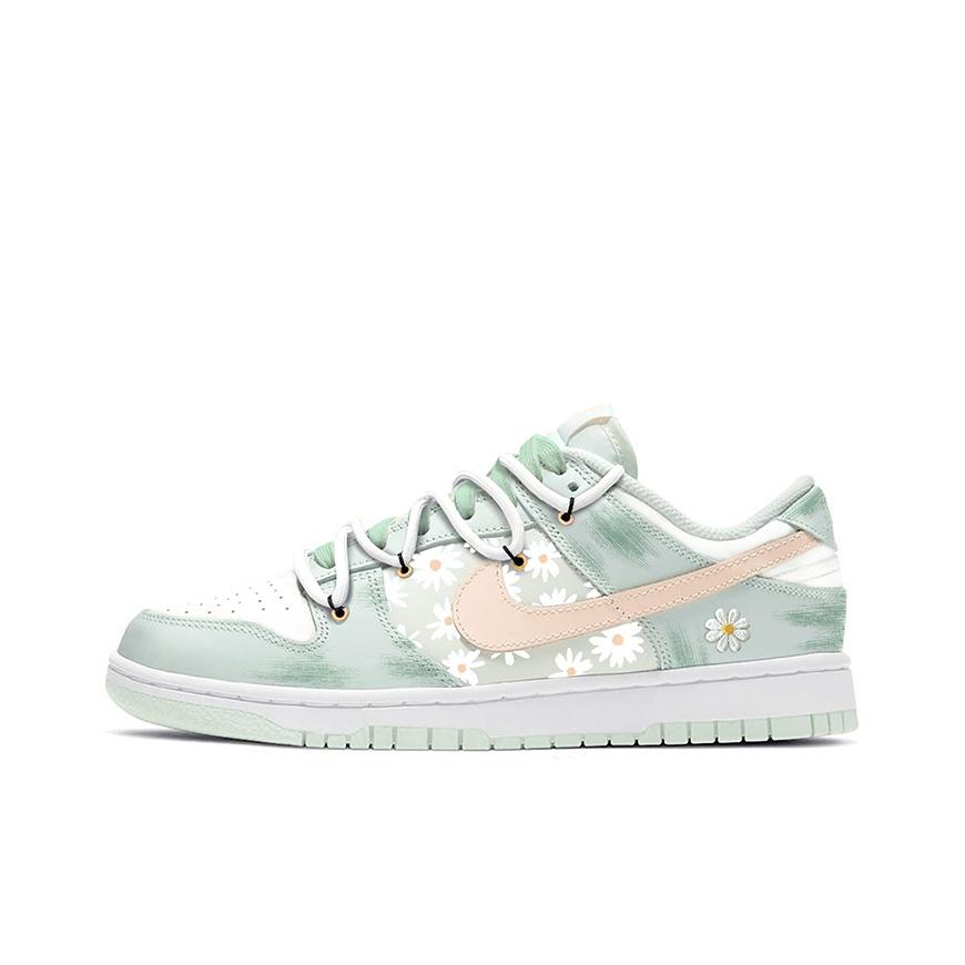 

Female Nike Dunk Low Skate shoes