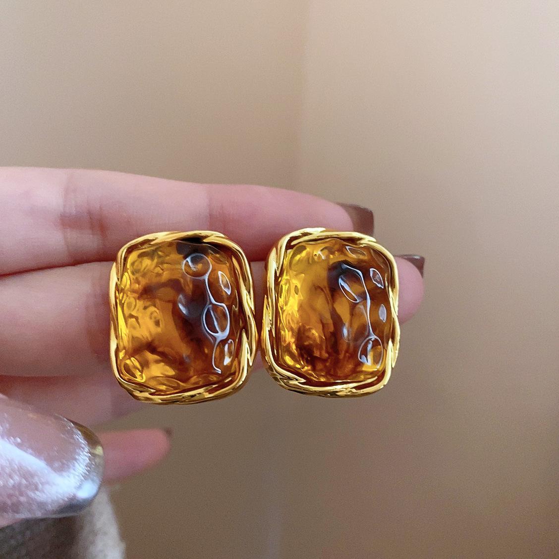 

Срібні сережки-пусети коричневого кольору неправильної форми - Французька легка розкіш, ретро, нішева, висококласна біжутерія для жінок.