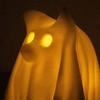 Estatueta de Cão Fantasma Drapeado Halloween Escultura de Cão Fantasma Iluminada Ornamento de Mesa de Resina para Decoração de Prateleira de Quarto Doméstico Interno