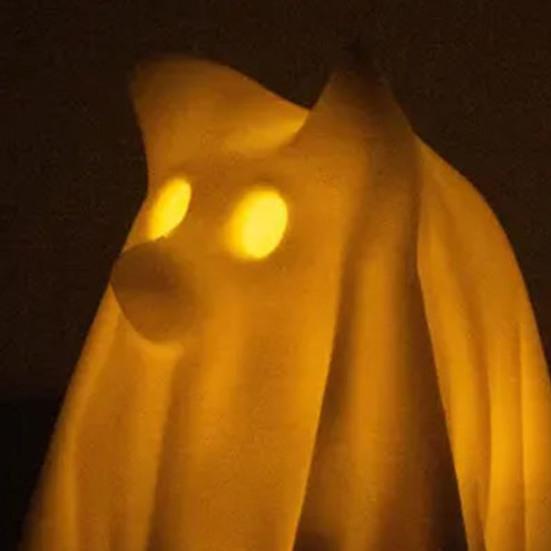 Estatueta de Cão Fantasma Drapeado Halloween Escultura de Cão Fantasma Iluminada Ornamento de Mesa de Resina para Decoração de Prateleira de Quarto Doméstico Interno