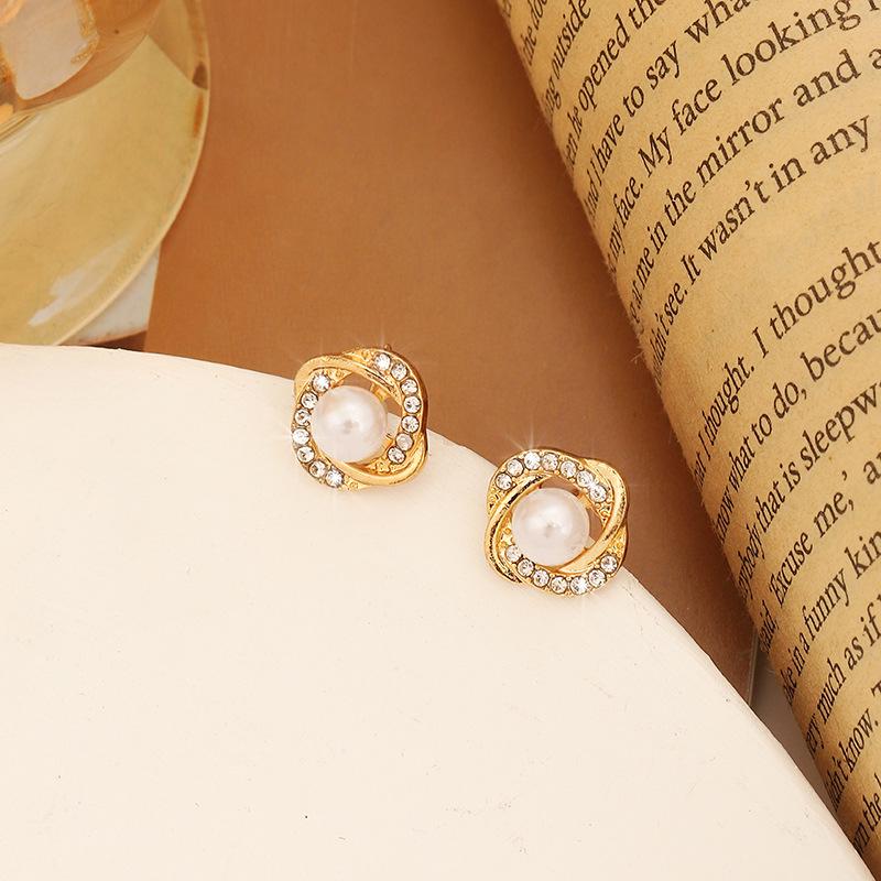 S925 Silver Needle Vortex Pearl Earrings: New, Stylish, and Luxurious with a Niche Appeal