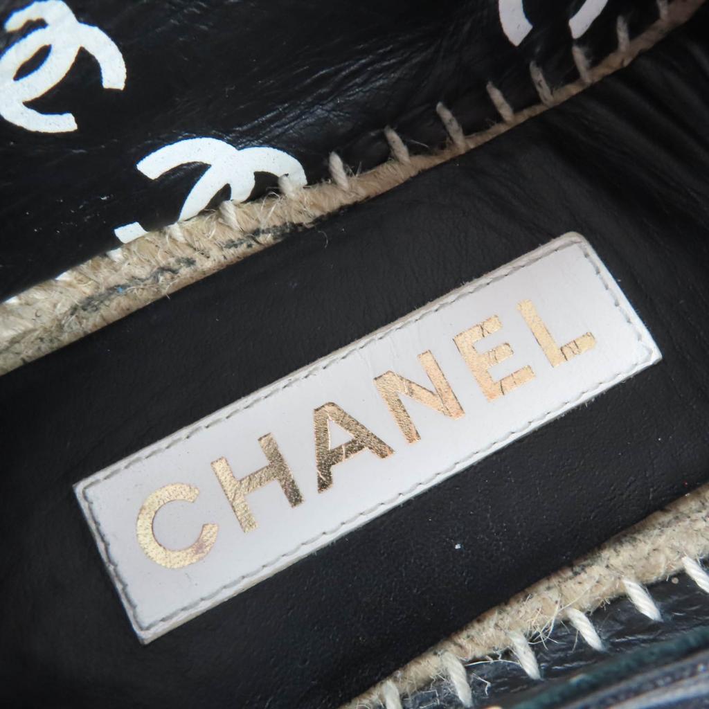 נעלי עור CHANEL נהדרות סימן COCO אספדריל סליפ-און שחור נשים 37 G38628 משומש