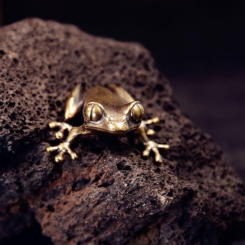 Mini Grenouille en Laiton Massif Ornement de Bureau Porte-clés Décoratif Figurine Animal Crapaud Porte-bonheur Décoration de Maison
