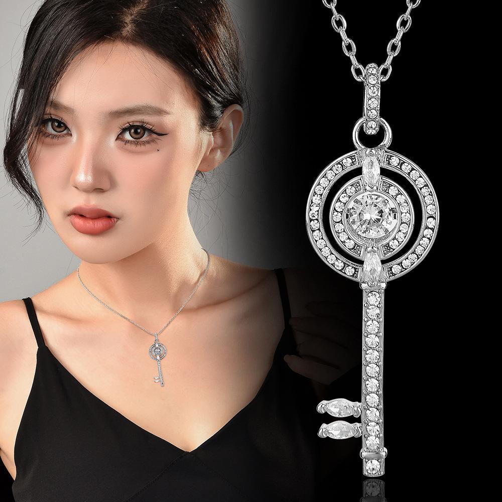 Beating Heart Key Necklace Female Fashion Personality Crystal Smart Collarbone Chain Female Cool