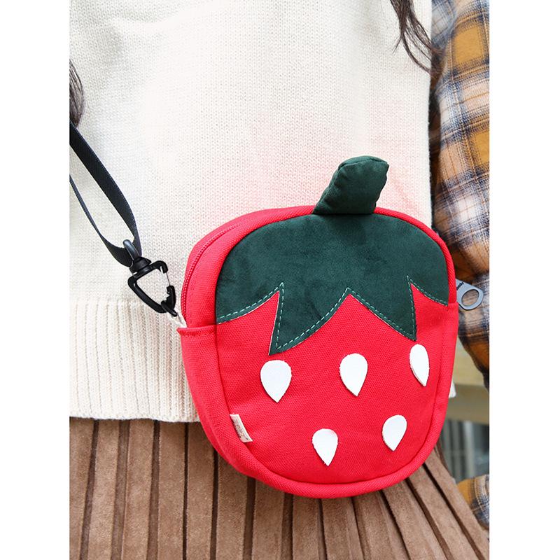 

Трехцветная лоскутная холщовая женская милая сумка кроссбоди с клубникой