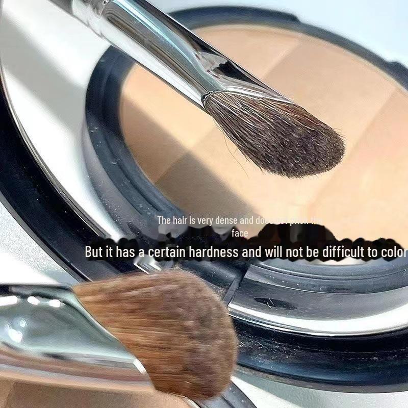 Pennello per ombreggiatura 3D a forma di naso a falce, pennello per contouring in setole di pony per la radice del naso, sfumatura per ali e silhouette obliqua della testa.