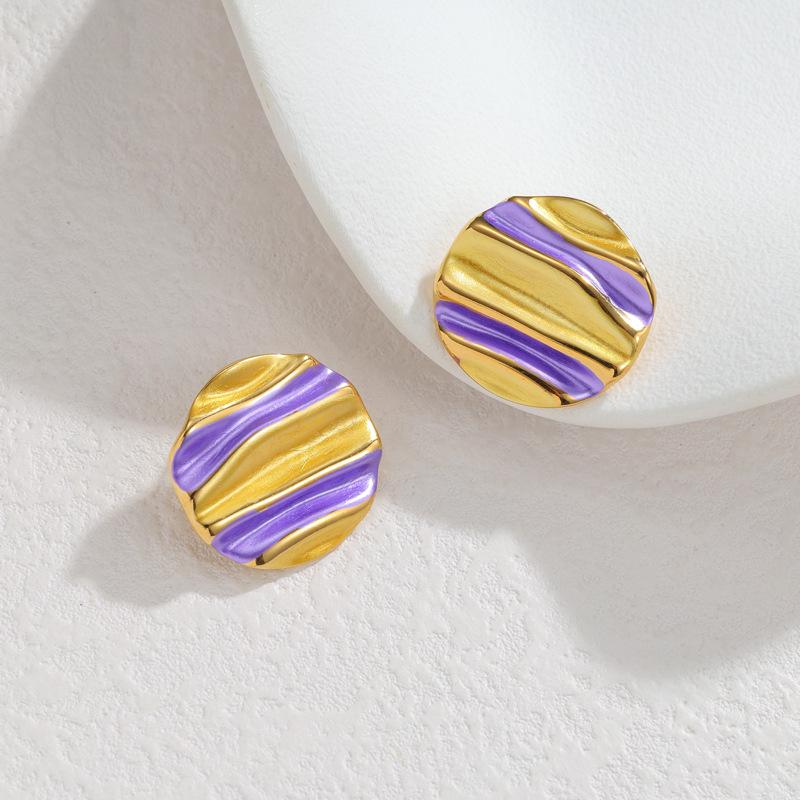 Ins Stainless Steel Irregular Pleated Contrast Color Stud Earrings for Women - Niche Design, Simple Commuting Accessory for Autumn and Winter.