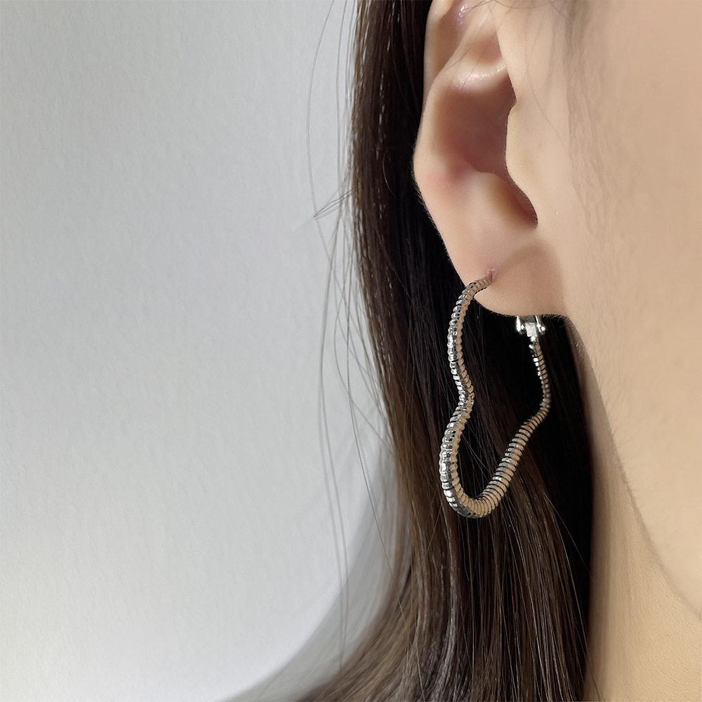 Silver hollow love stud earrings light luxury high-end temperament heart-shaped simple circle earrings exaggerated cold wind earrings