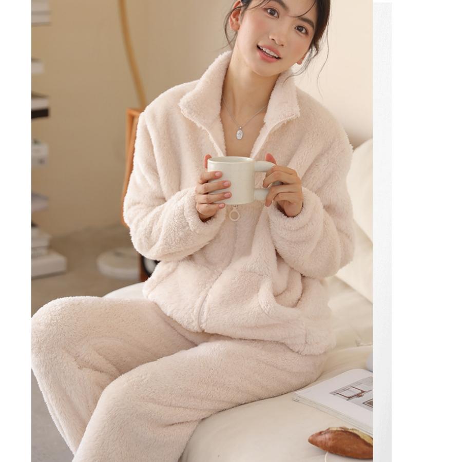 Pár modelů podzimního a zimního společenského oblečení, kardigan na zip lze nosit i mimo pyžamo, oboustranně polstrované teplé společenské oblečení