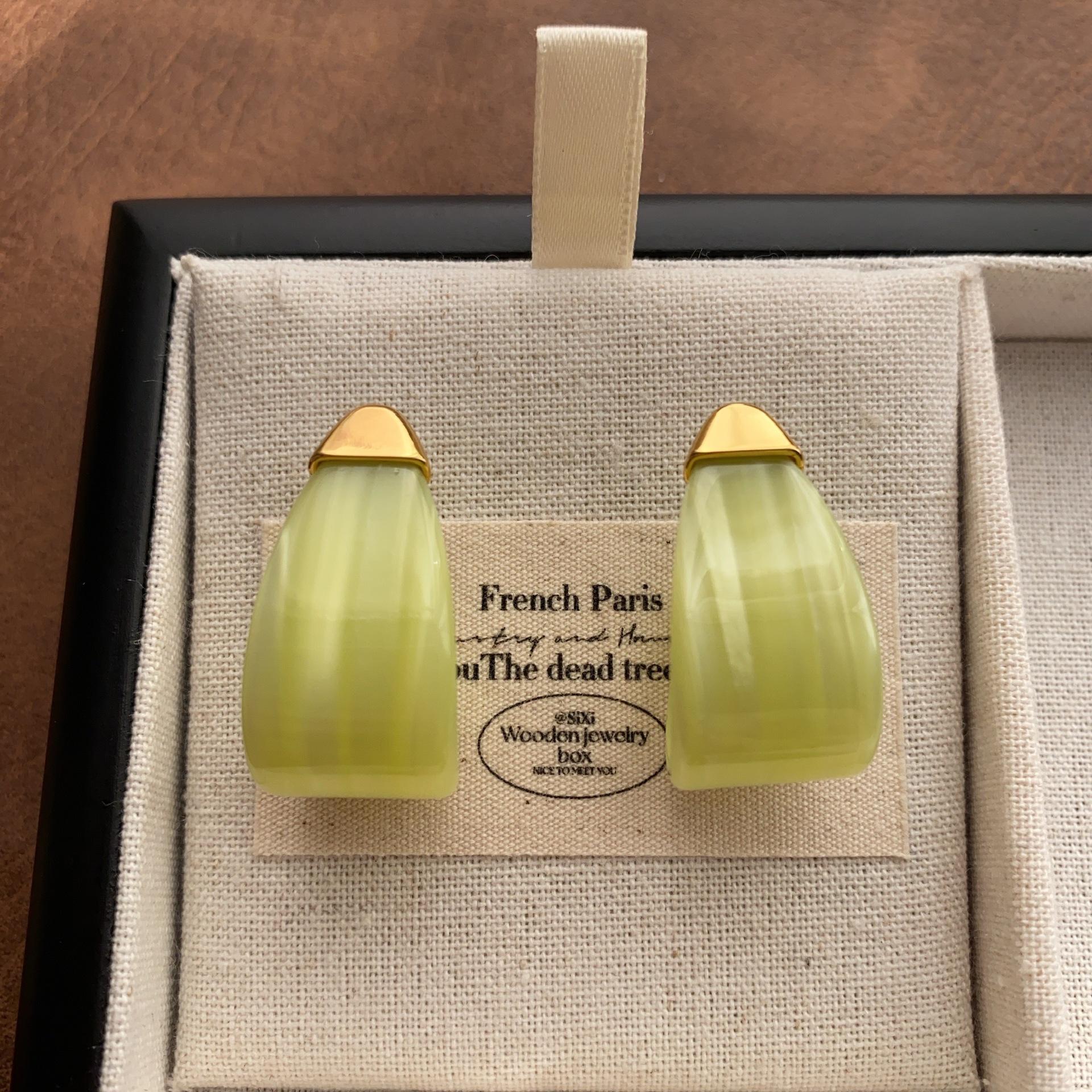 

Transparent texture resin stud earrings, high-end sense niche fashion personality versatile light luxury fresh daily earrings women