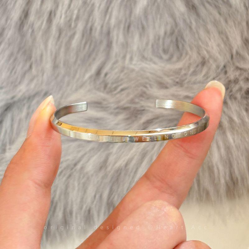 

Доступная роскошь Полностью бриллиантовый женский Бестселлер Титановая сталь Не выцветающий браслет Letter Bracelet (titanium steel does not fade)