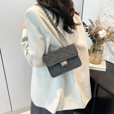Torebka na ramię w jednolitym kolorze z łańcuszkiem, mała kwadratowa, modna torba crossbody dla kobiet, mieszcząca telefon komórkowy