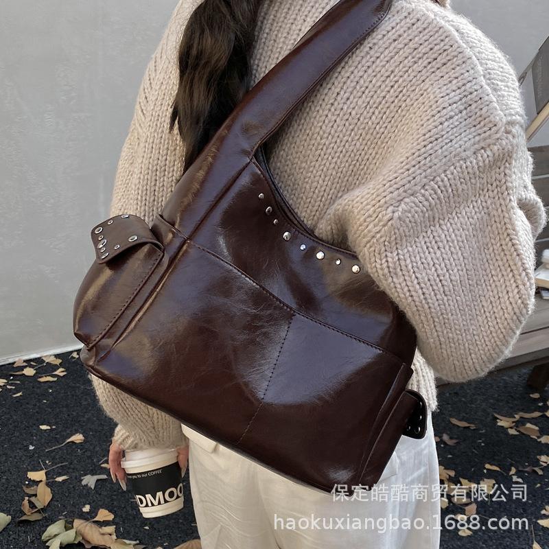 Retro bag women's large capacity 2025 new autumn and winter leisure shoulder underarm bag texture rivet commuter bucket bag