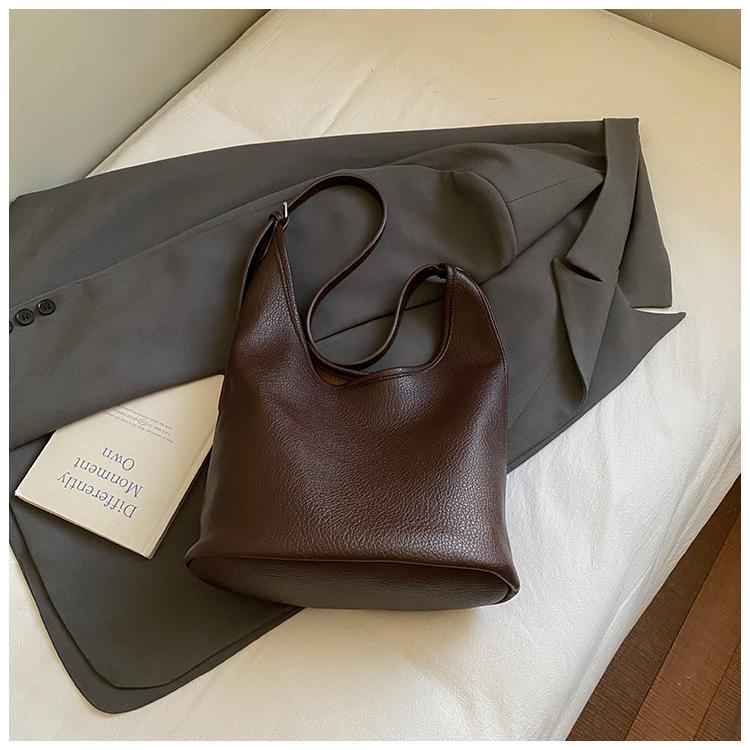Simple bucket bag 2025 autumn new fashion trendy women's commuting temperament portable Korean version shoulder messenger bag