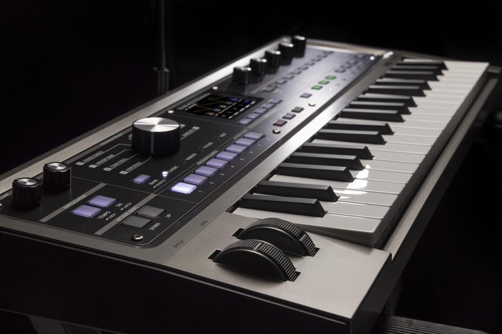 KORG microKORG 2 Analoge Tasten Synthesizer Modeling/Vocoder/Kompakt/Farbdisplay/Batteriebetrieben/37 MK-2