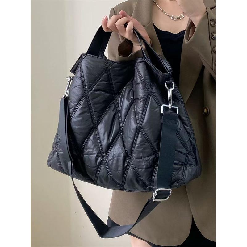 Женская сумка 2025 новая повседневная и легкая сумка-тоут большая вместимость на плечо ромбовидная универсальная тренд черная портативная сумка-мессенджер