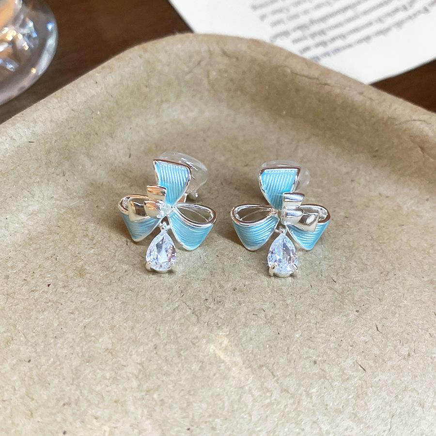 Seaside vacation wind gradual change oil painting wind petal stud earrings small fresh sweet earrings light luxury niche high sense earrings