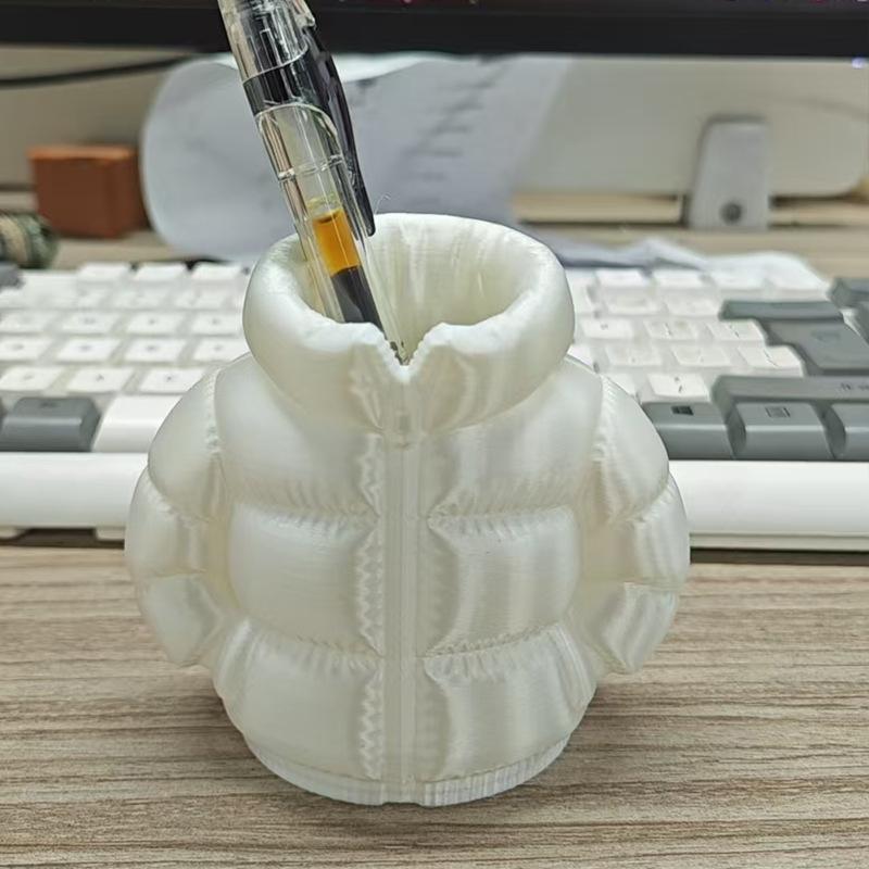 

Puffer Jacket Pen Holder – Whimsical Desktop Organizer for Pens, Makeup Brushes & Desk Accessories, Cute Home Office Gift білий