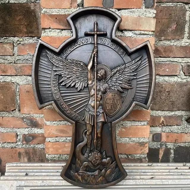 Религиозная фигурка Деревянная статуя Архангела Михаила с крестом Святой покровитель Домашний настенный святой декор 25cm