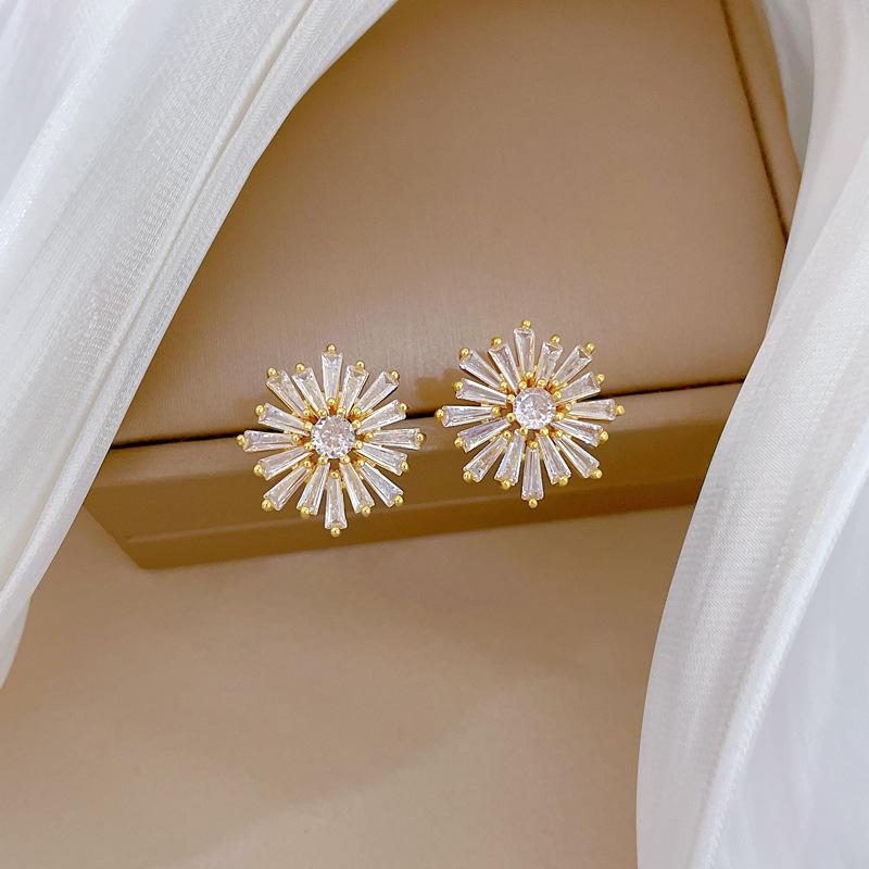 Micro-Inlaid Necklace Earrings Set Light Luxury Micro-Inlaid Snowflake Personality Temperament Banquet Earrings Necklace Combination