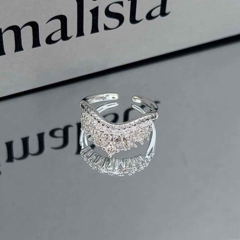 Leichter Luxus Wunderschöner Voll-Diamant Hohl Retro Graviert Offener Ring Geometrisches Muster Stapelbar Tragen Nische High-End Ring Frau