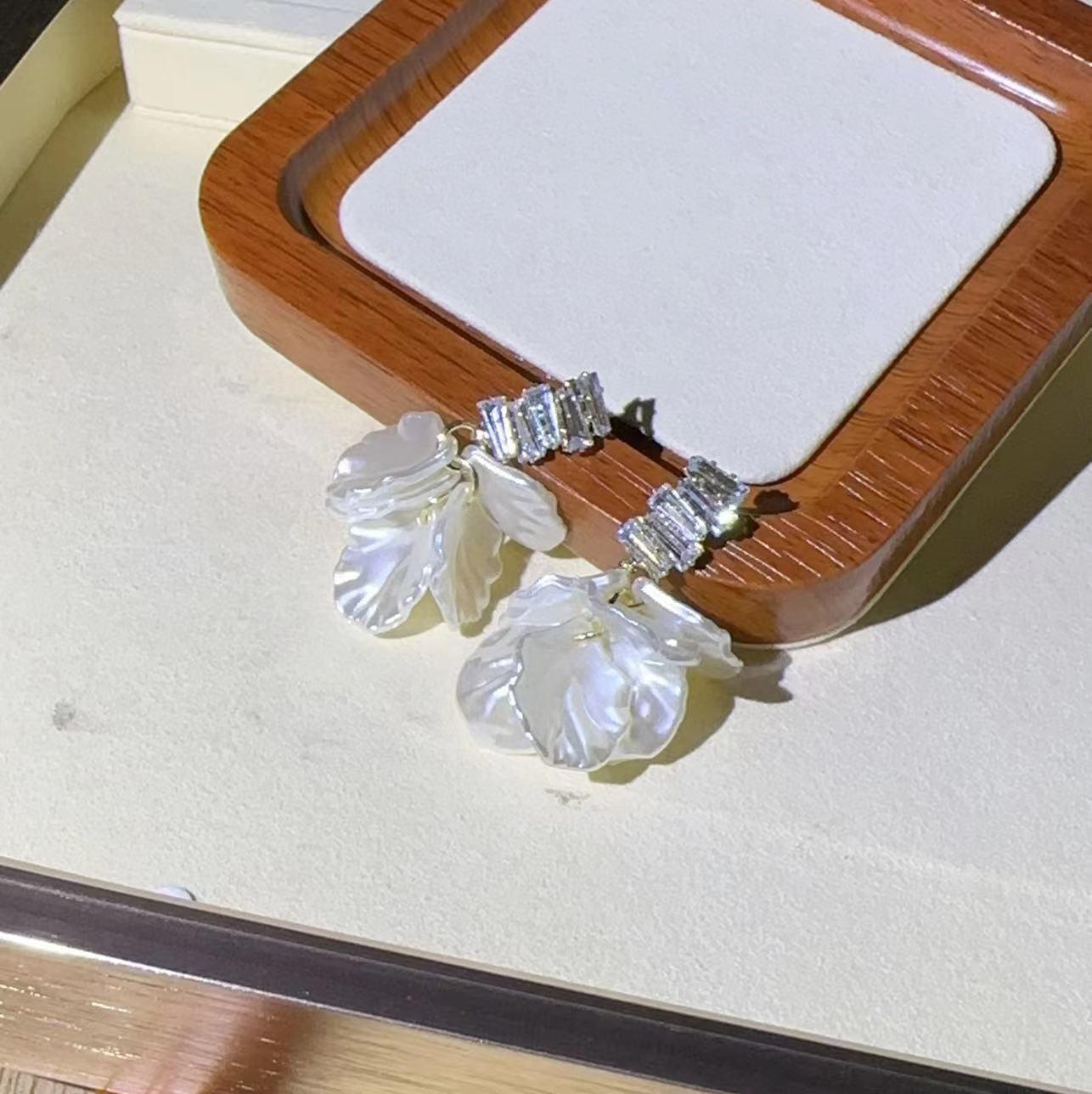 

White Super Fairy Petal Tassel Imitation Shell Earrings, Fashionable Temperament Ear Accessories