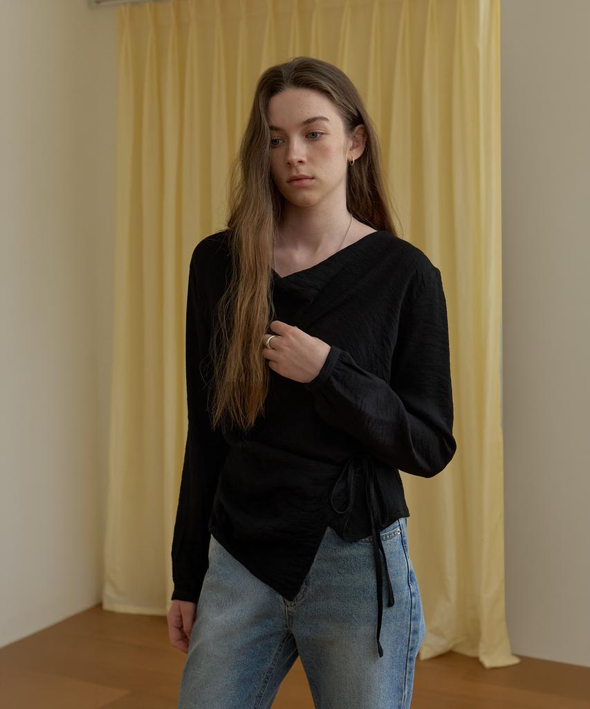 AMONG A Wrinkle Wrap Blouse_Black