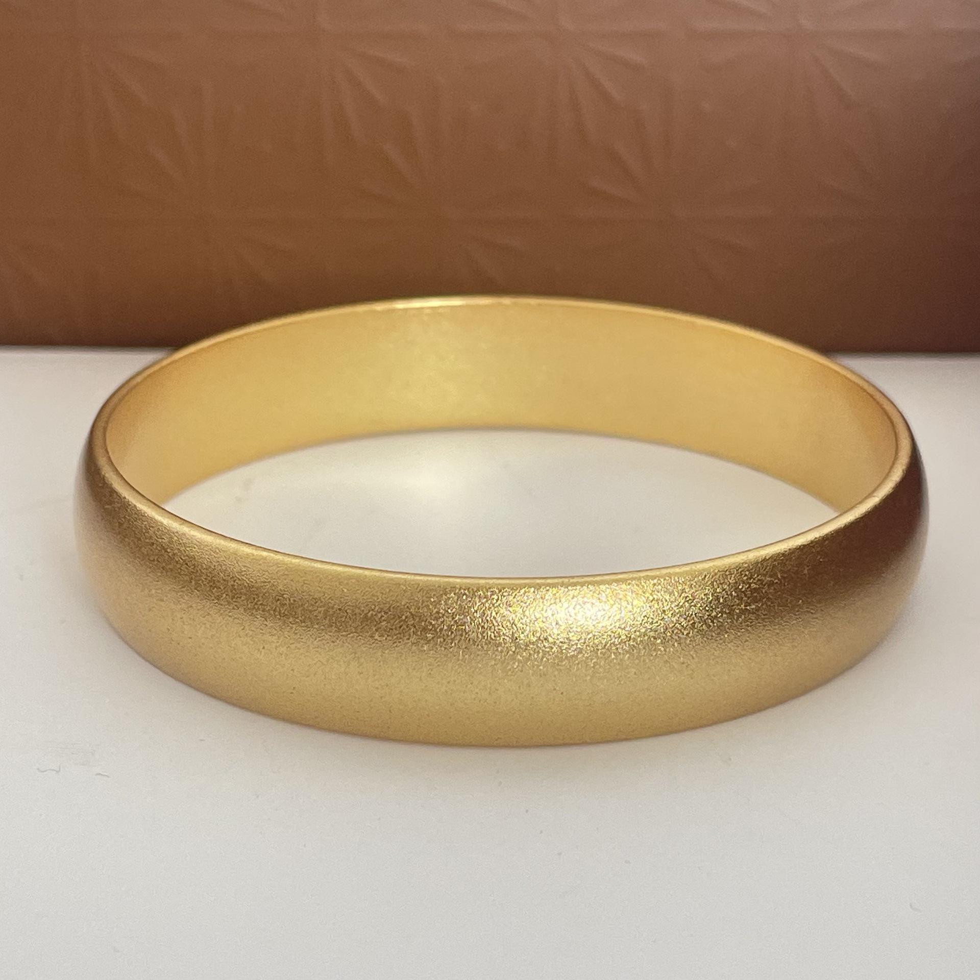 Широкий матовый браслет с золотым покрытием - дизайн Ancient Loach 56mm Diameter