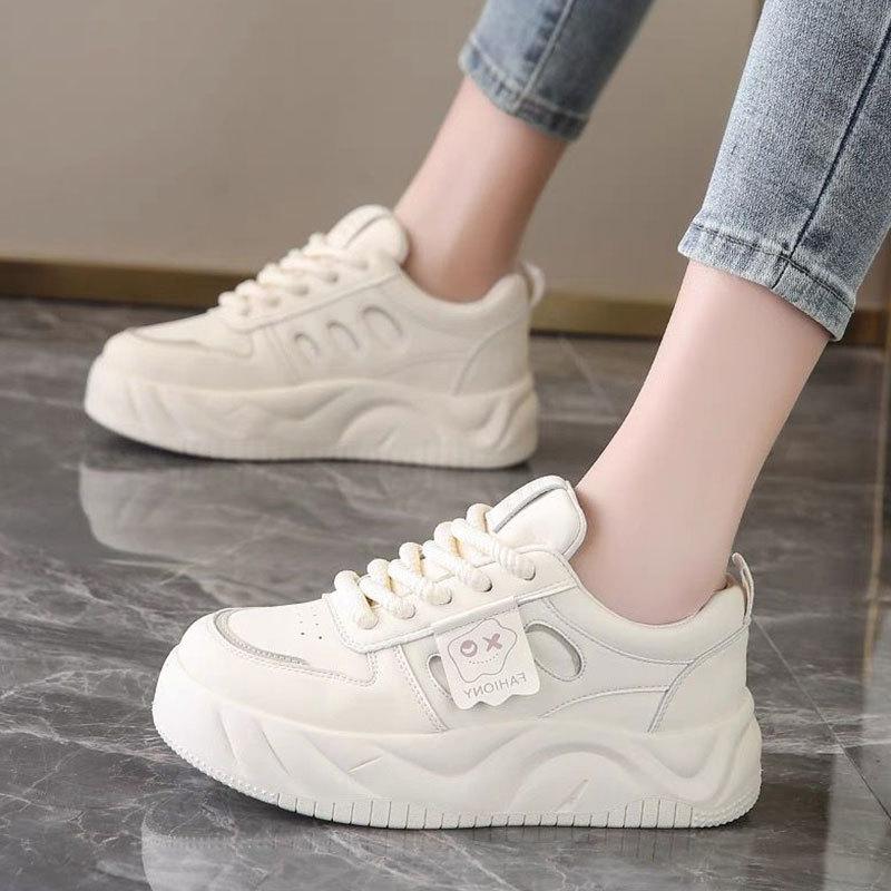 Dicksohlige fußzeigende kleine Brotschuhe, Schnür-Rundkopf-Freizeit-Board-Schuhe für Damen Herbst 2025 neu beliebt superheiß kleine weiße Schuhe