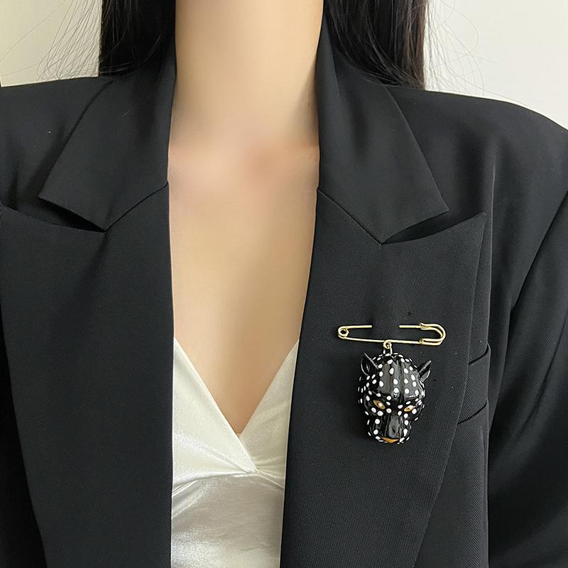 Elegant Enamel Leopard Head Brooch For Women Luxury Vintage Queen Style Pin Accessory Daily Party Accessory