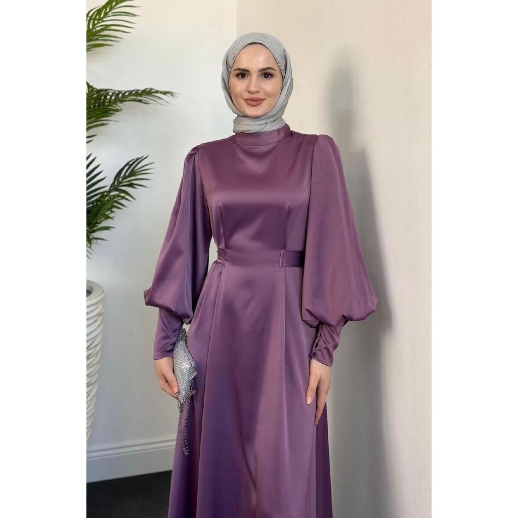 Emora Gürtelkleid aus Satin Schwarz