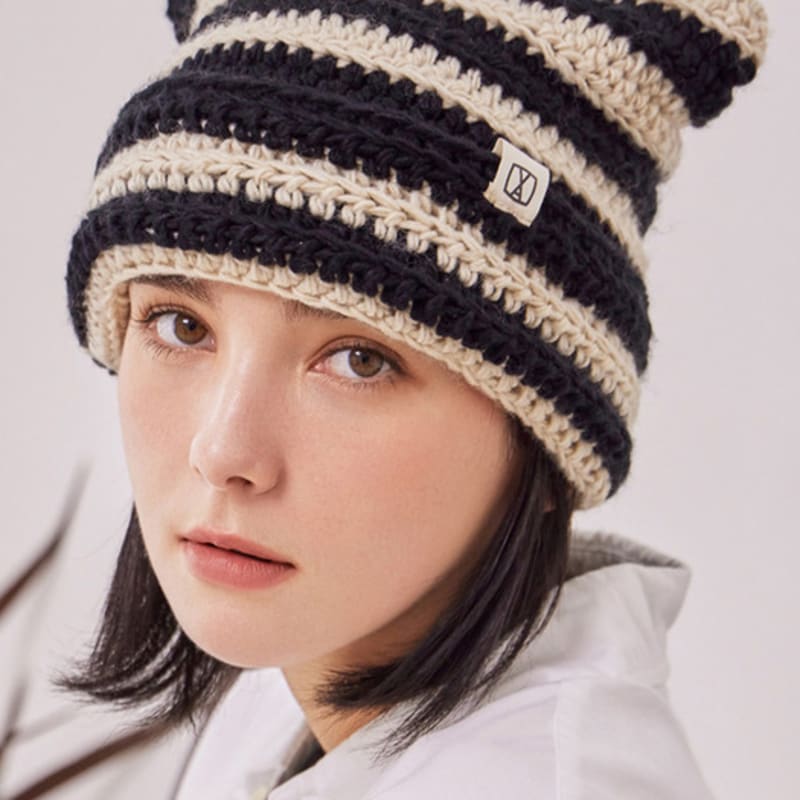 

Шапка-бини крючком VARZAR с квадратной нашивкой в полоску черная FREE