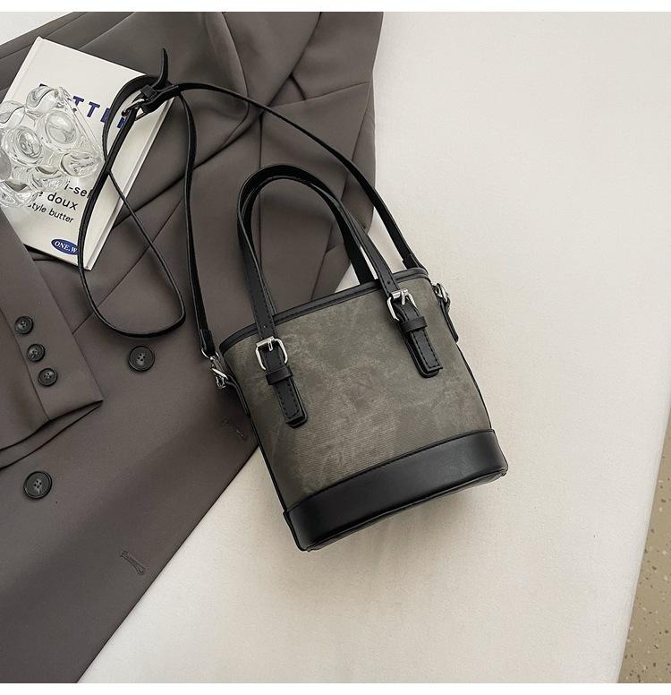 This year, popular small bags are women's autumn and winter versatile 2025 new popular single shoulder women's portable bucket bag messenger bag