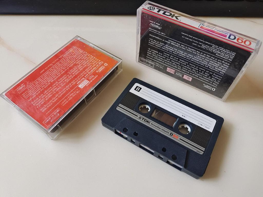 Casetofon Compact cu Roți Mari și Carcasă Transparentă