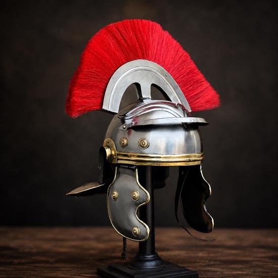 Romas centuriona ķivere, roku darbs, metāla