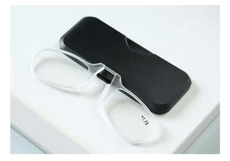 Clip-On Portable Folding Reading Glasses: Ultra-Lightweight, Card-Style Silicone Design for Seniors