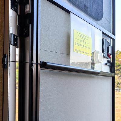 Autocamper Fluenetsdørslukker med Justerbar Spænding, Aluminiums Automatisk Lukkeanordning med Tilbehør, Virker med de Fleste Campingvognslåse & Rejsetrailerhåndtag