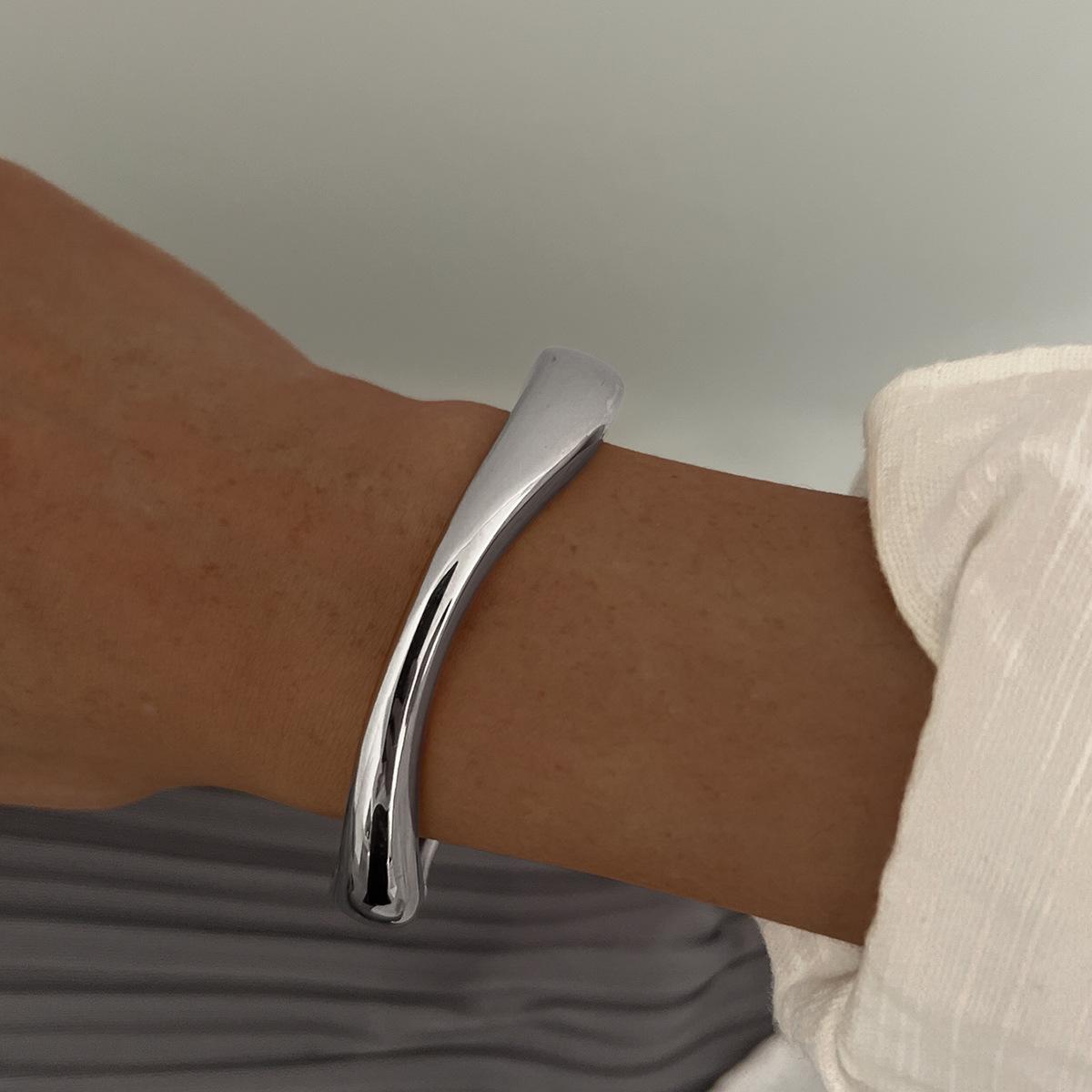 

Нишевый изысканный высококачественный ювелирный дизайн, чувство моды, избивающая текстура, высокая цветостойкость, сплав, широкая версия, женский браслет