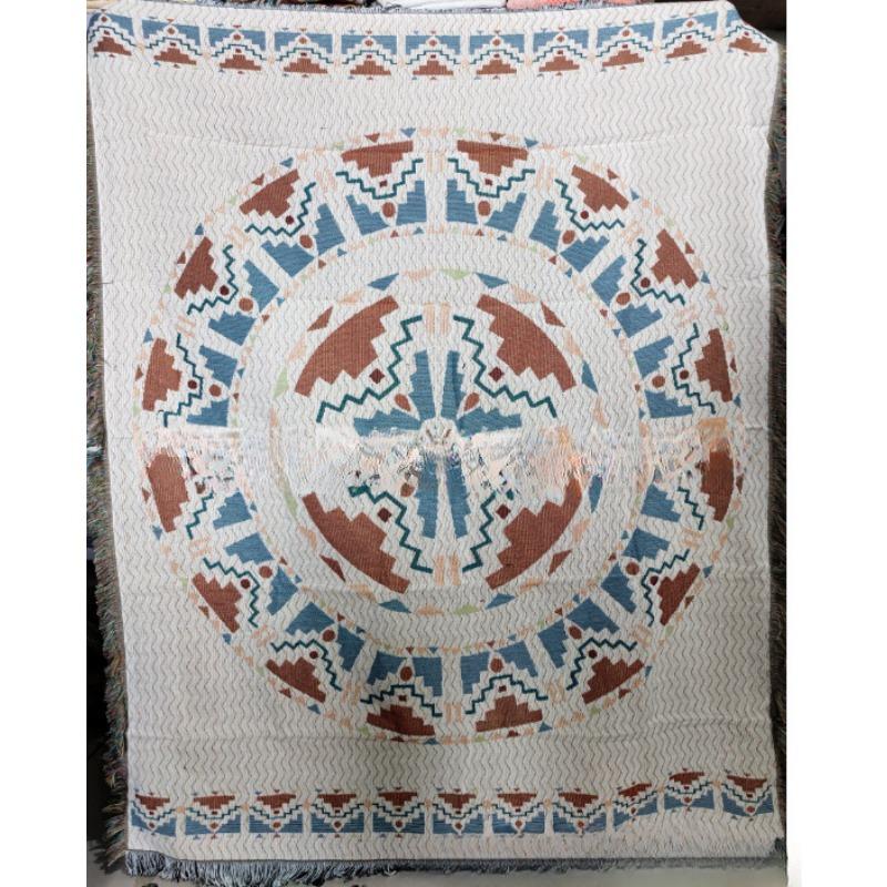 

Диванные полотенца подходят для пикников на свежем воздухе круглый год.. Одеяла из жаккардовой нити с пылезащитным чехлом подходят для диванов. 90*90cm