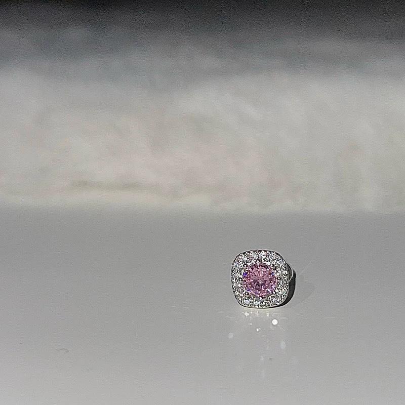 Exquisiter Zirkon-Ohrstecker: Mikro-Eingelegtes Titanstahl-Zuckerwürfel-Design für Frauen.