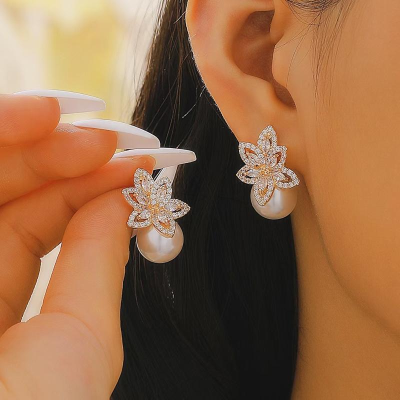 Shiny Metal Ginkgo Leaf Inlay Rhinestone Stud Earrings for Women Exquisite Gold Color Leaf Irregular Earrings Fashion Jewelry