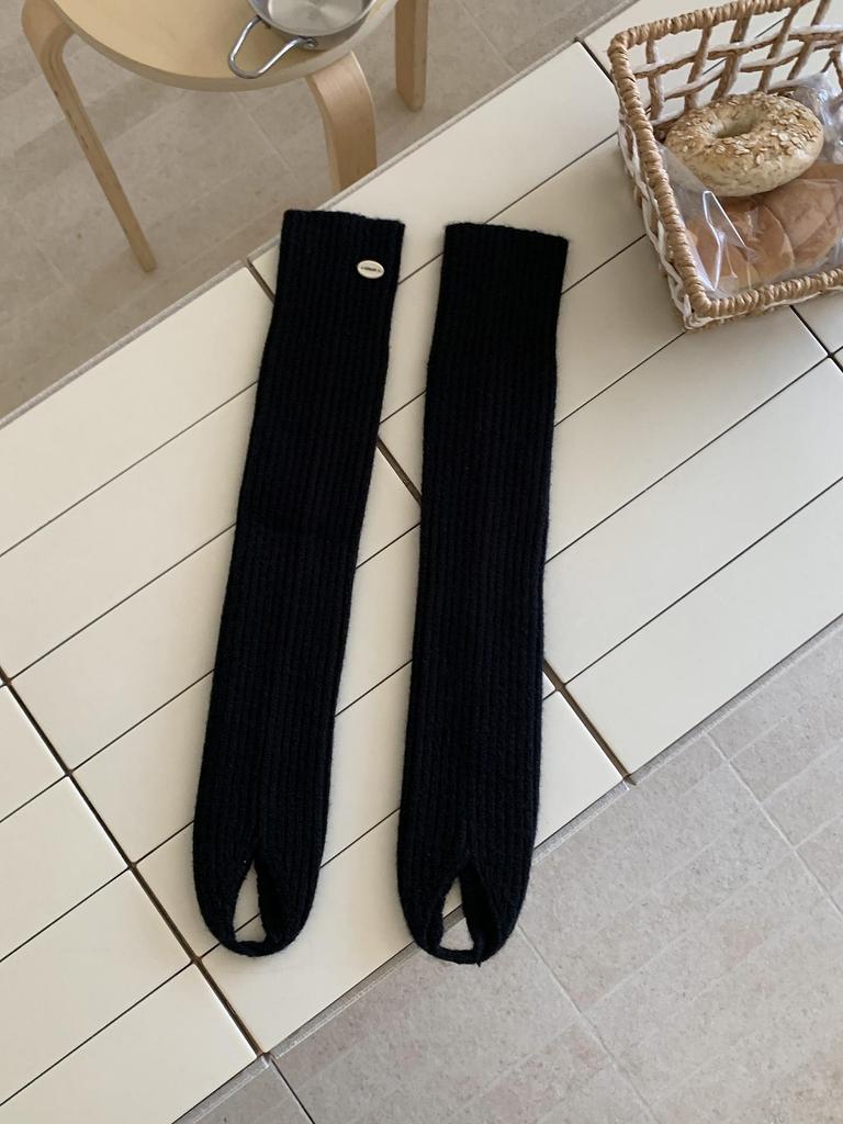 Women's Velvet Thickened White Stirrup Leg Warmers: Warm, Versatile, Korean-Style for Autumn/Winter Ballet & Single Shoe Pairing.