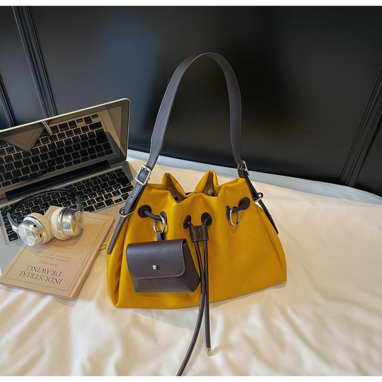 

2025 summer new tote bag women s large-capacity fashion versatile bucket bag niche design commuter messenger bag жёлтый
