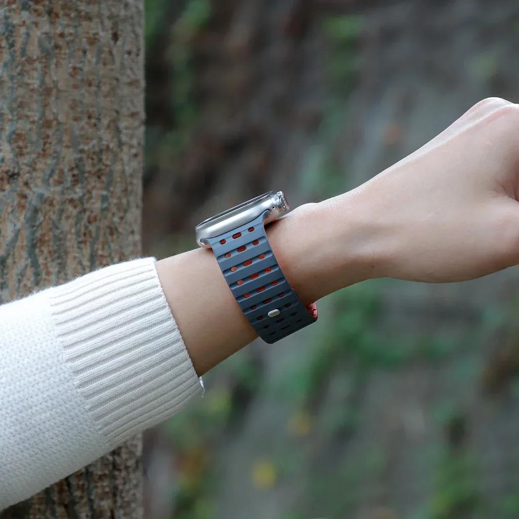 Silicone Magnetic Strap for Apple Watch 38mm 40 41 42 44 45 49 46mm Sports Breathable Wristband iWatch Ultra3 S-11 10 9 8 7 6 5