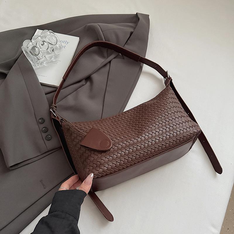 High-value retro woven bag women's 2025 new fashion commuter messenger bag large-capacity shoulder armpit bag